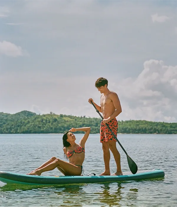 On Ashley (left) : Simone Top and Quinn Bottoms / Paradise Blooms, On Kelly (right) : Men's Swim Shorts / Paradise Blooms